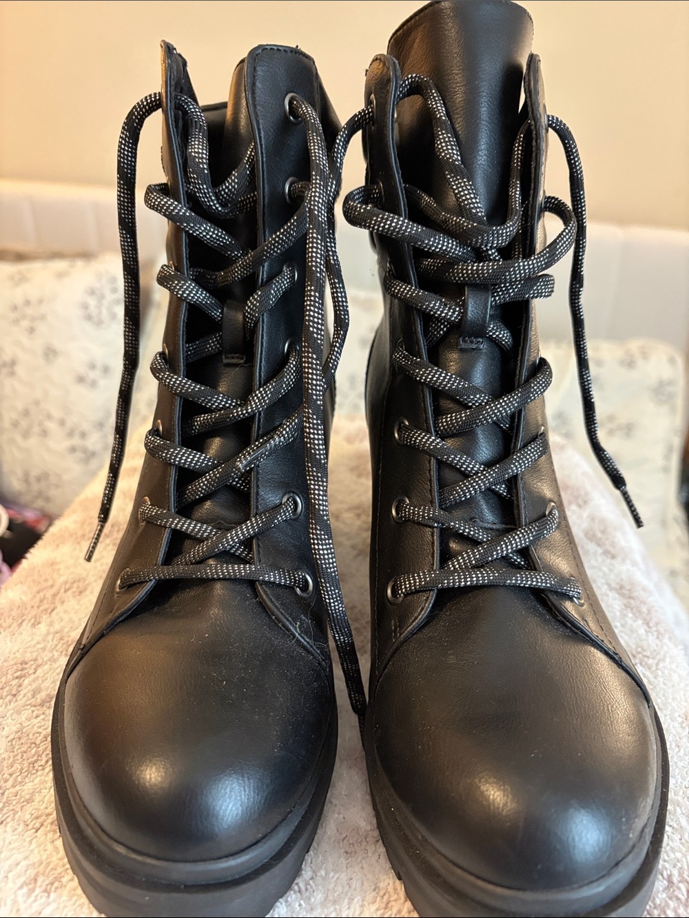 Nine West Women's Blk Lace-Up Combat Boot - Size 8.5 - Extra blk laces included